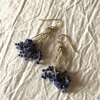 青い花のピアス、イヤリング。