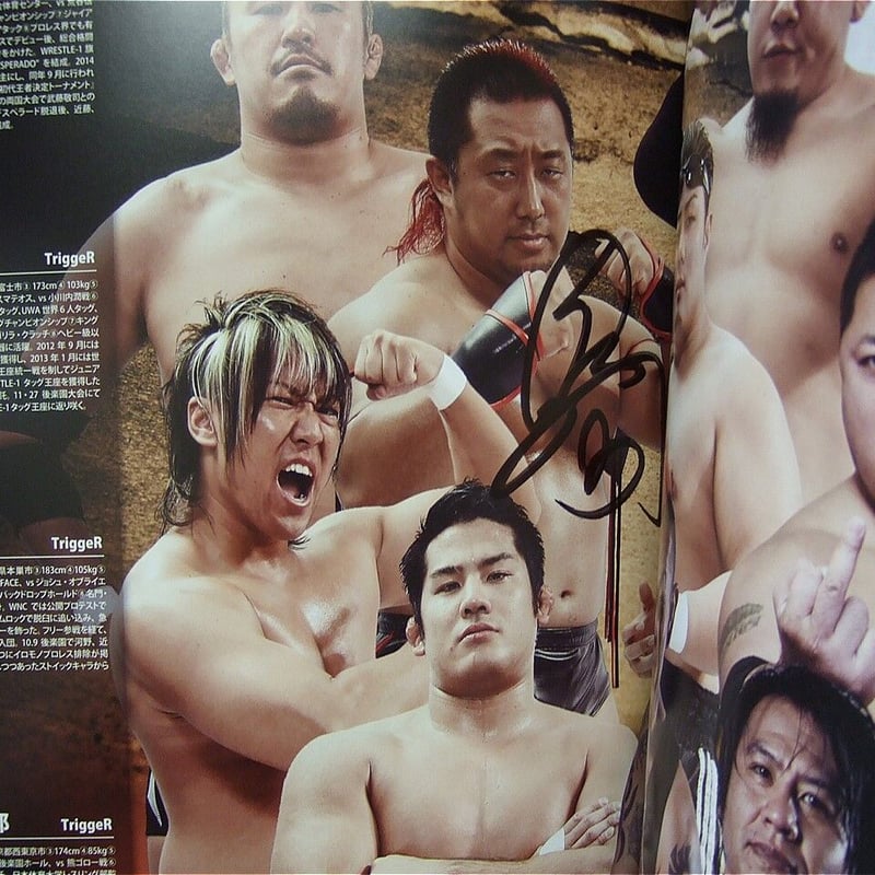 サイン入り2012シーズン後援会ガイドブック WRESTLE-1 オフィシャルガイドブック No.1（近藤修司直筆サイン入り