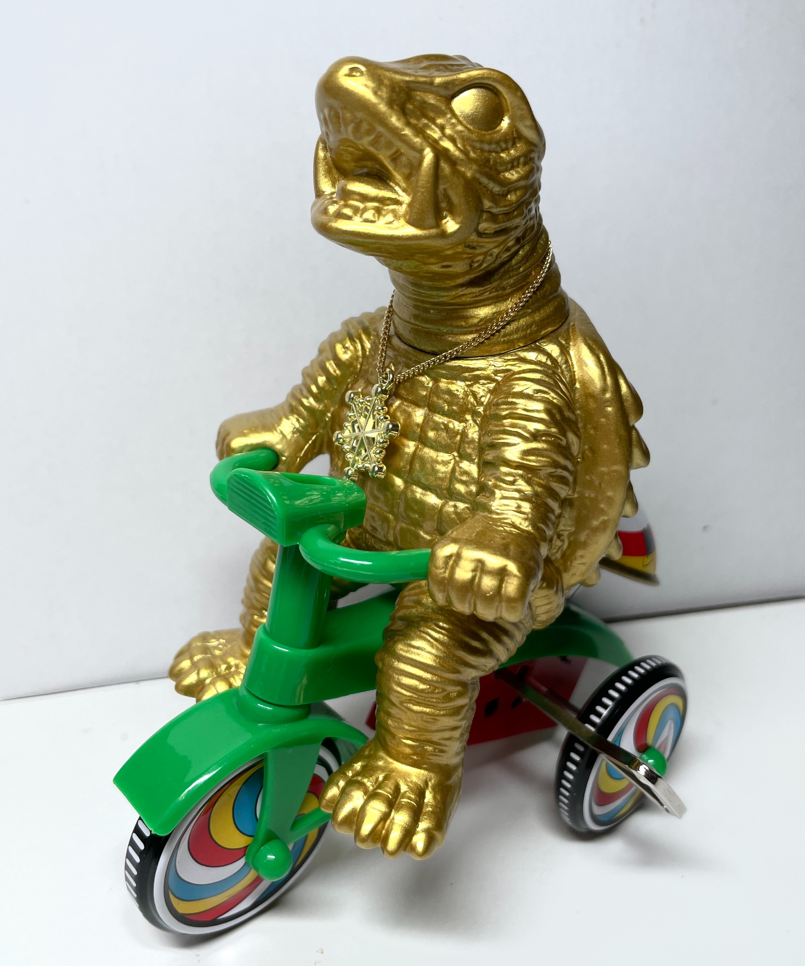 新品　M1号　ガメラ三輪車 ゴールド　ガメラ生誕60周年ペンダント付　金色塗装 ガメラ生誕60周年【ガメラ三輪車】ゴールドカラー雪の結晶ペンダント