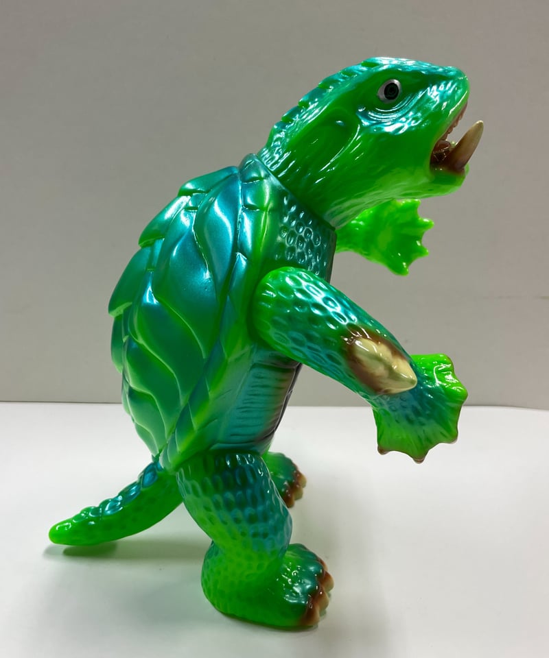 M1号　ガメラ生誕60周年【ガメラ三輪車】ゴールド　ペンダント付き 金色塗装 ガメラ生誕60周年【ガメラ三輪車】ゴールドカラー雪の結晶