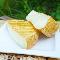 《冷蔵》筑北村産の啓翁桜チップで燻したカマンベールチーズ(100g)