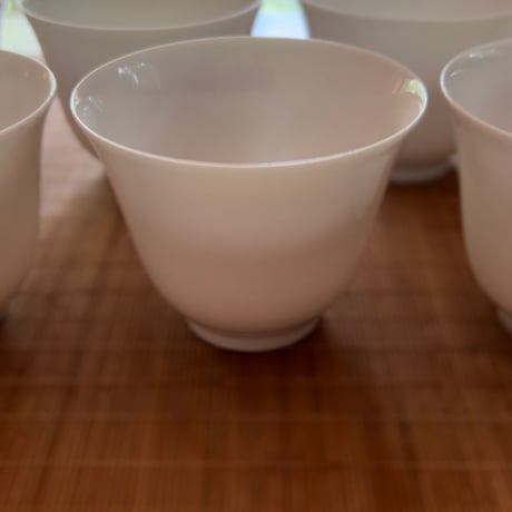 白い茶杯