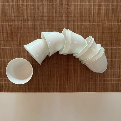 白い茶杯