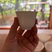 白い茶杯