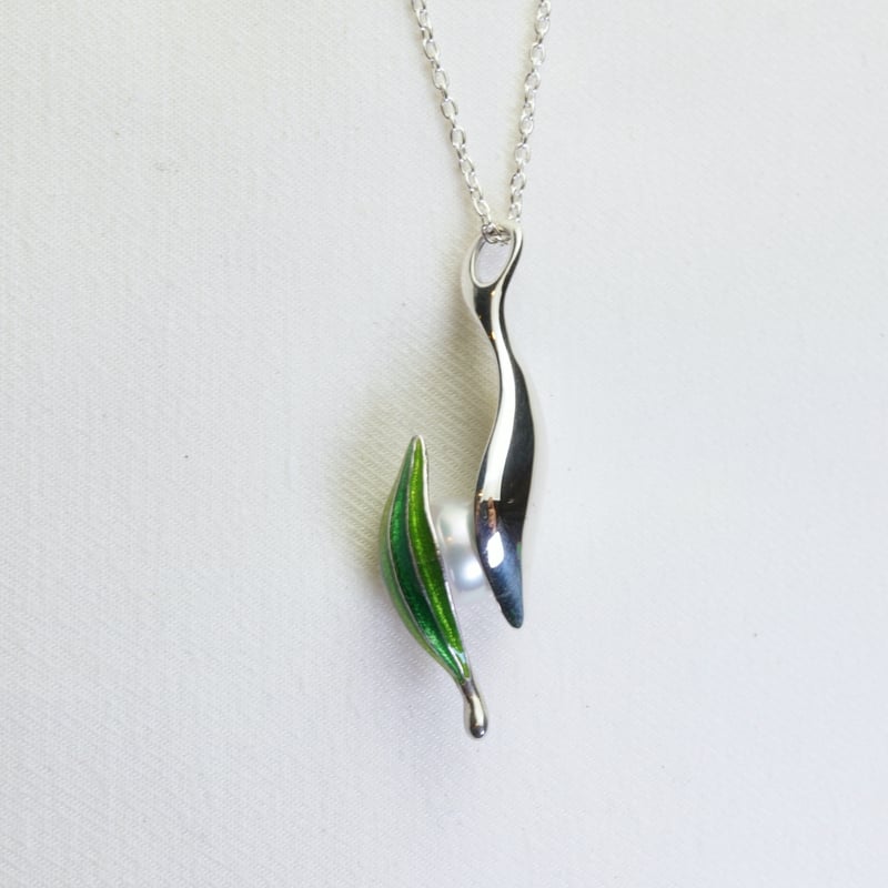 受注生産】月の雫 パールエナメルネックレス | Atelier Musubiba