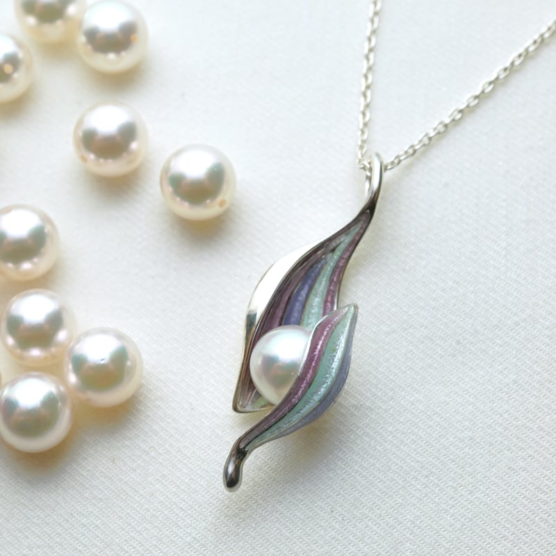 青緑パール装飾ネックレス 思いがけないくらいおしゃれな緑のパール・ネックレス - 三幸