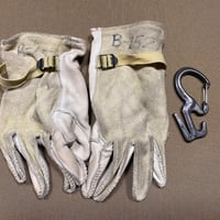 放出品　官給グローブ　カラビナ付き