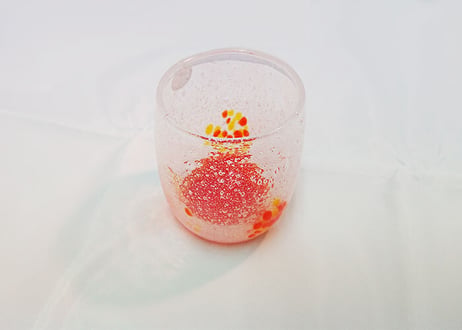 ＜正規品＞花見たる型（オレンジ）泡模様のたる型琉球ガラスに、綺麗な花びらをおよがせました。「かくれくまのみ（ファインディング ニモ）」を思わせるきれいな色！（オレンジ、青、水、緑、黄の5色をご用意）