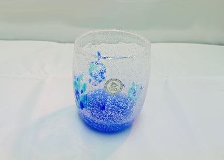 ＜正規品＞花見たる型（青色）泡模様のたる型琉球ガラスに、綺麗な花びらをおよがせました。青は沖縄の澄んだ海を想像させる色で、リゾートにいるかの気持ちにさせてくれる！（オレンジ、青、水、緑、黄の5色）