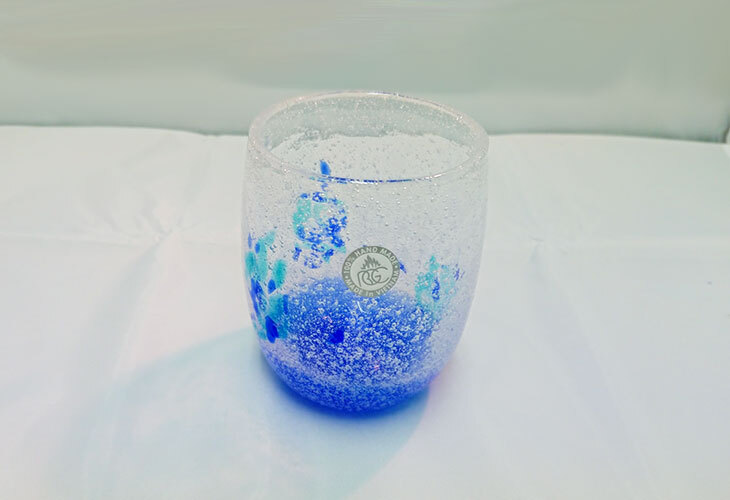 Y【希少】琉球ガラス 泡ガラス 花瓶 ワインクーラー 白泡青縁　S 正規品＞花見たる型（青色）泡模様のたる型琉球ガラスに、綺麗な花びら