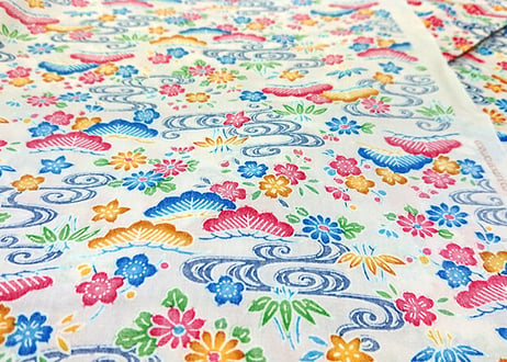 白色の紅型（びんがた）布。小さい柄の沖縄柄綿生地。Made in JAPAN