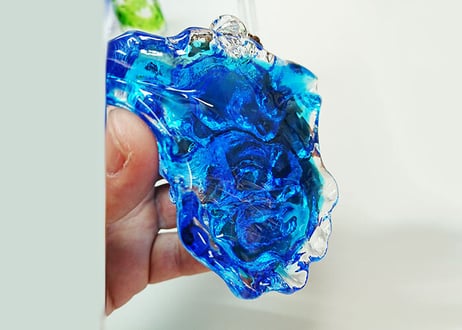 ＜正規品＞限定品。縁起の良い琉球ガラス製シーサー（水色）単品価格。透き通ったガラスの中に水色が入っている。使いやすいサイズのものを4色ご用意（オレンジ、青色、水色、緑色）