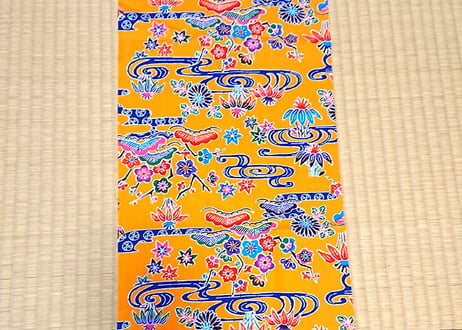 ＜超特価セール品＞タペストリー縦長（オレンジ）沖縄独特の絵柄（紅型びんがた）をタペストリー（壁掛け）用にしてお届け。付属のタペストリー棒に絡むよう端を加工。