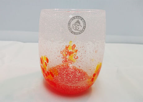 ＜正規品＞花見たる型（オレンジ）泡模様のたる型琉球ガラスに、綺麗な花びらをおよがせました。「かくれくまのみ（ファインディング ニモ）」を思わせるきれいな色！（オレンジ、青、水、緑、黄の5色をご用意）