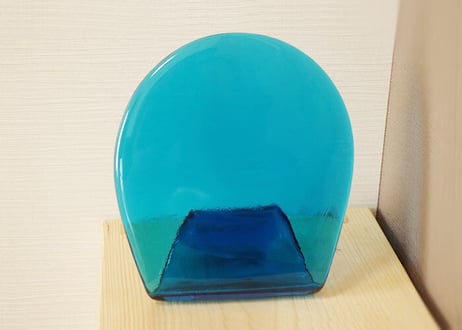 ＜正規品＞（彫刻付き）半透明の琉球ガラス盾（水色）祝い事や、甕（カメ、壺）の前や、玄関のネームプレートにも最適。2色（水色、青色）を用意（名入れ、オリジナル彫刻、レーザー加工、可能商品）