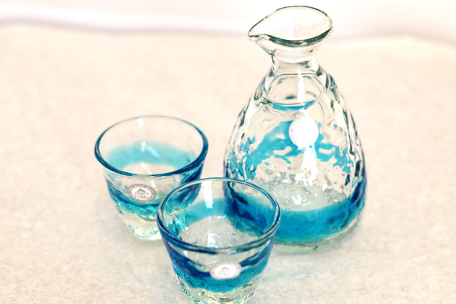 琉球ガラス、冷酒用とっくりとおちょこ。 正規品＞琉球ガラスおちょこ2個と徳利1個セット！沖縄スカイブルーの