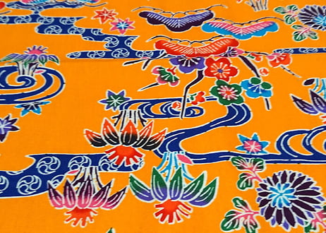＜超特価セール品＞タペストリー四角（オレンジ）沖縄独特の絵柄（紅型びんがた）をタペストリー（壁掛け）用にしてお届け。付属のタペストリー棒に絡むよう端の加工なし