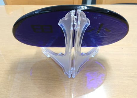＜正規品＞（彫刻付き）半透明の琉球ガラス盾（青色）プラスチック台付き。祝い事や、甕（カメ、壺）の前や、玄関のネームプレートにも最適。2色（水色、青色）を用意（名入れ、レーザー加工）
