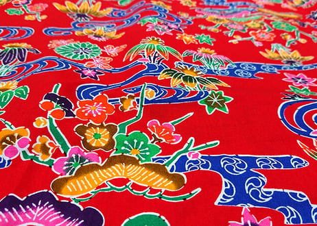 生地・反物＿赤色の紅型（びんがた）3.8m布。大きい柄の沖縄柄綿生地。Made in JAPAN（手作り浴衣）