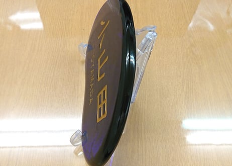 ＜正規品＞（彫刻付き）半透明の琉球ガラス盾（青色）プラスチック台付き。祝い事や、甕（カメ、壺）の前や、玄関のネームプレートにも最適。2色（水色、青色）を用意（名入れ、レーザー加工）