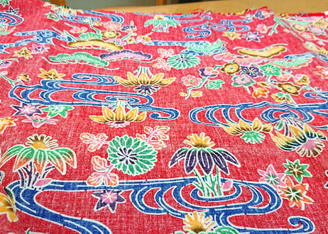 生地・反物＿赤色の紅型（びんがた）3.8m布。大きい柄の沖縄柄綿生地。Made in JAPAN（手作り浴衣）