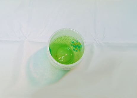 ＜正規品＞花見たる型（緑色）泡模様のたる型琉球ガラスに、綺麗な花びらをおよがせました。緑は新緑のように、春の感じさせ、まるでウージ（さとうきび）畑のように！（オレンジ、青、水、緑、黄の5色をご用意）