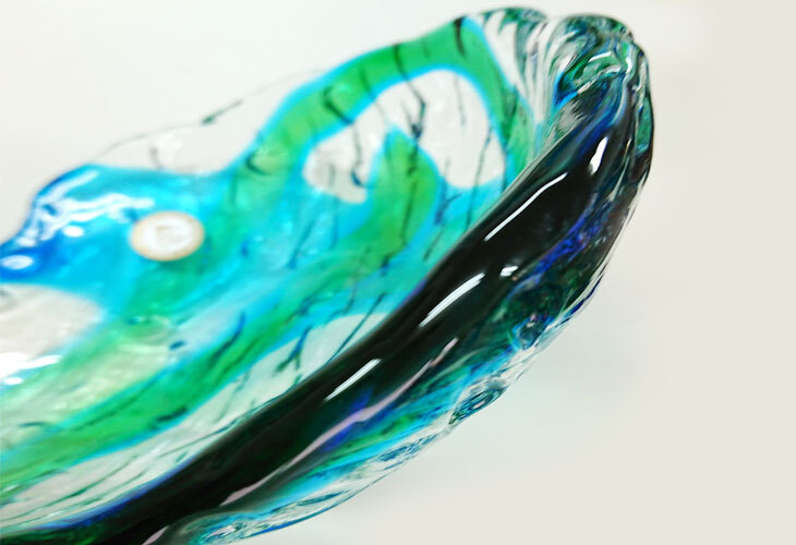 透き通った色使いの琉球ガラス製の小皿（緑青色）。小鉢、鉢物、漬物