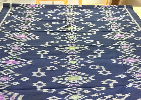 紺色の紅型（びんがた）小さい柄の沖縄柄綿生地。Made in JAPAN
