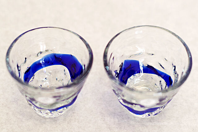 正規品＞沖縄マリンブルーの青色。おちょこの琉球ガラス単品！1口で