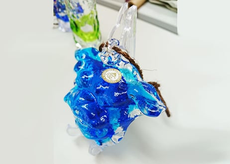 ＜正規品＞限定品。縁起の良い琉球ガラス製シーサー（水色）単品価格。透き通ったガラスの中に水色が入っている。使いやすいサイズのものを4色ご用意（オレンジ、青色、水色、緑色）