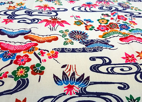 白色の紅型（びんがた）布。大きい柄の沖縄柄綿生地。Made in JAPAN