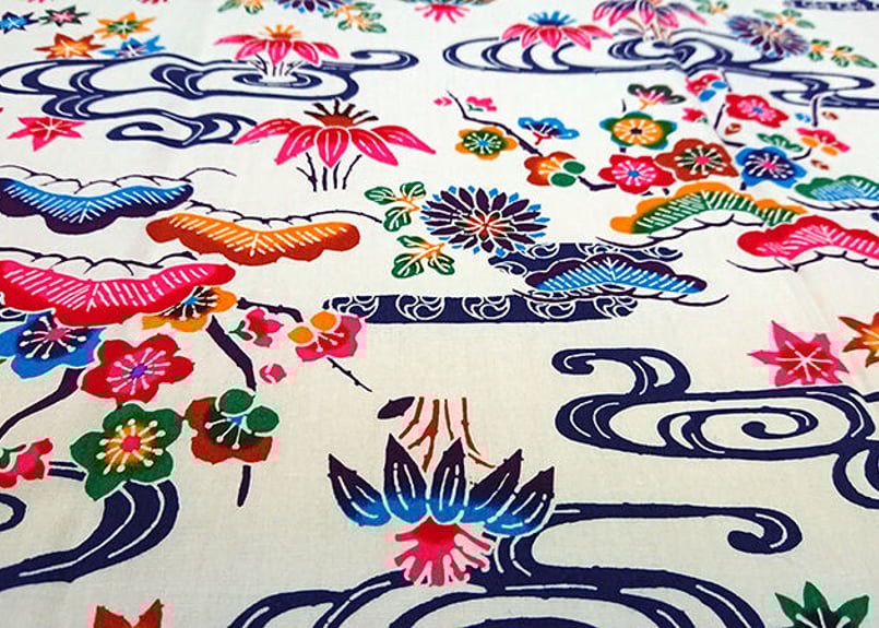 白色の紅型（びんがた）布。大きい柄の沖縄柄綿生地。Made in JAPAN  