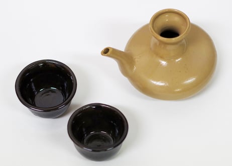 超特価セール品＜セット品アウトレット＞陶器徳利カラカラ（茶クリーム）1個、おちょこ（緑ブルー）2個のセット