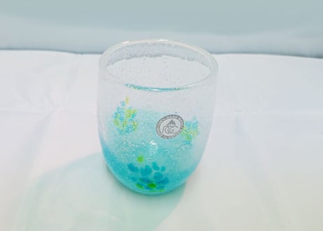 ＜正規品＞花見たる型（水色）泡模様のたる型琉球ガラスに、綺麗な花びらをおよがせました。水はさわやか色で、涼しげな雰囲気を出してくれる色！（オレンジ、青、水、緑、黄の5色をご用意）