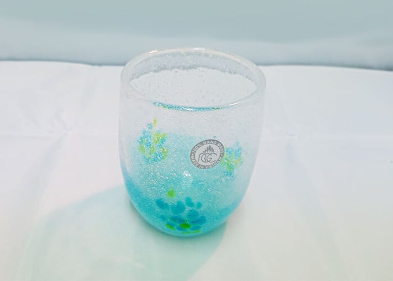 正規品＞花見たる型（水色）泡模様のたる型琉球ガラスに、綺麗な花びら