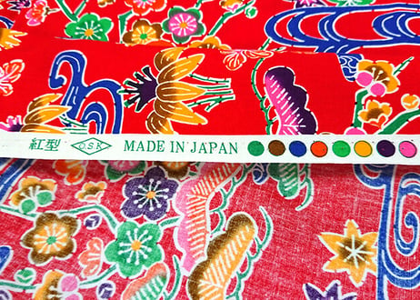 生地・反物＿赤色の紅型（びんがた）3.8m布。大きい柄の沖縄柄綿生地。Made in JAPAN（手作り浴衣）