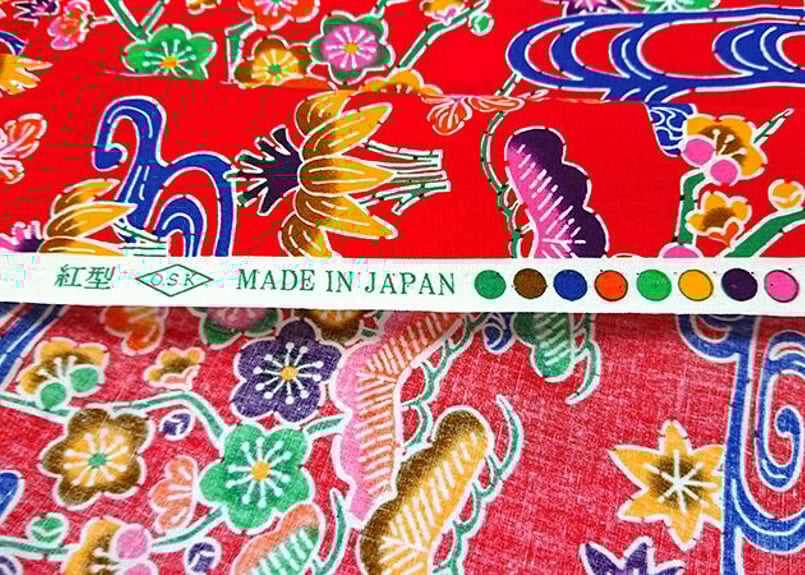 赤色の紅型（びんがた）布。大きい柄の沖縄柄綿生地。Made in JAPAN  