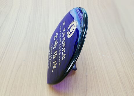 ＜正規品＞（彫刻付き）半透明の琉球ガラス盾（青色）祝い事や、甕（カメ、壺）の前や、玄関のネームプレートにも最適。2色（水色、青色）を用意（名入れ、オリジナル彫刻、レーザー加工、可能商品）