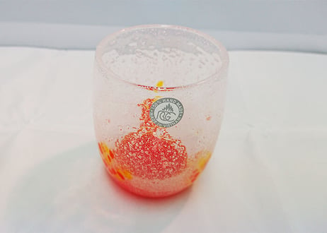 ＜正規品＞花見たる型（オレンジ）泡模様のたる型琉球ガラスに、綺麗な花びらをおよがせました。「かくれくまのみ（ファインディング ニモ）」を思わせるきれいな色！（オレンジ、青、水、緑、黄の5色をご用意）
