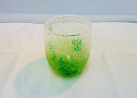 ＜正規品＞花見たる型（緑色）泡模様のたる型琉球ガラスに、綺麗な花びらをおよがせました。緑は新緑のように、春の感じさせ、まるでウージ（さとうきび）畑のように！（オレンジ、青、水、緑、黄の5色をご用意）