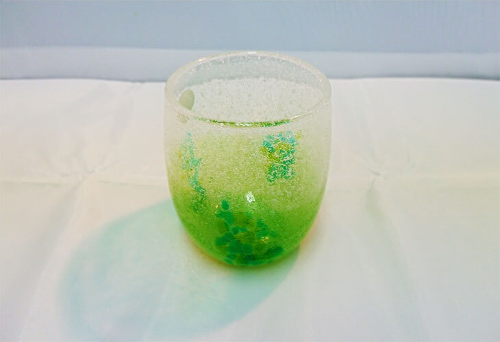 正規品＞花見たる型（緑色）泡模様のたる型琉球ガラスに、綺麗な花びら
