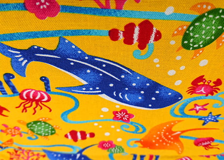 ジンベイザメ入り紅型（びんがた）黄色の布。沖縄柄綿生地。Made in JAPAN