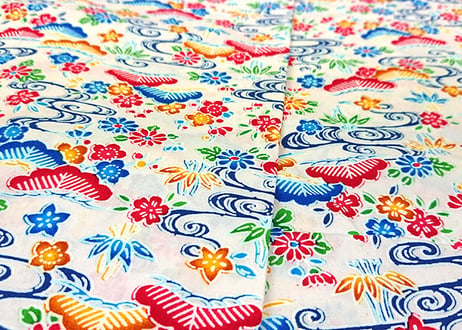 白色の紅型（びんがた）布。小さい柄の沖縄柄綿生地。Made in JAPAN