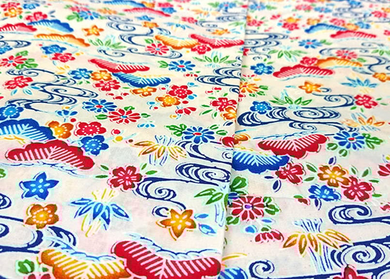 白色の紅型（びんがた）布。小さい柄の沖縄柄綿生地。Made in JAPAN  