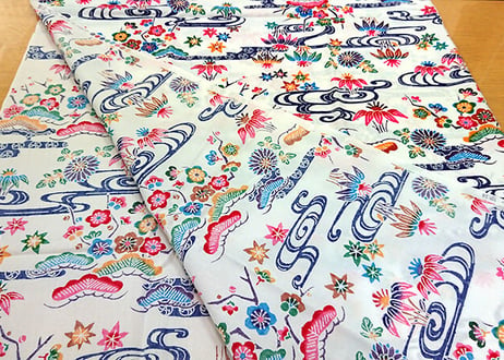 白色の紅型（びんがた）布。大きい柄の沖縄柄綿生地。Made in JAPAN