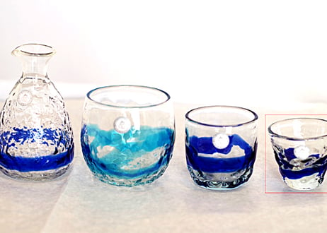 ＜正規品＞沖縄マリンブルーの青色。おちょこの琉球ガラス単品！1口で飲み干せるサイズで4色用意（オレンジ、青色、水色、緑色）