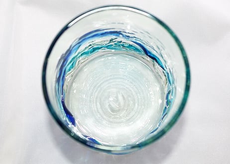 ＜正規品＞単品でこぼこロックの琉球ガラス！氷がしっかり入る大きなロックグラス（青／水）