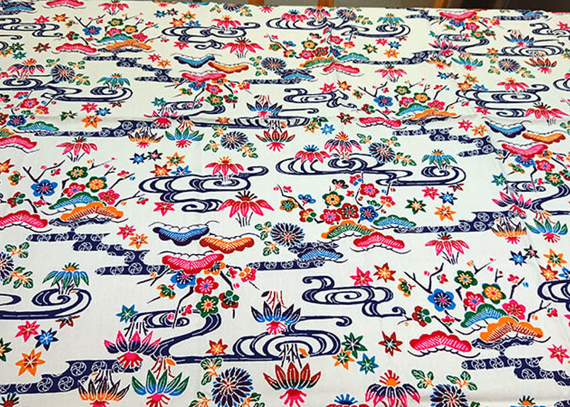 白色の紅型（びんがた）布。大きい柄の沖縄柄綿生地。Made in JAPAN