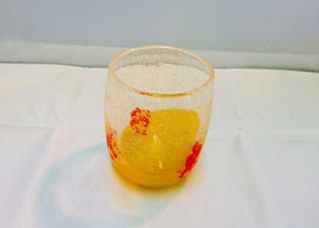 ＜正規品＞花見たる型（黄色）泡模様のたる型琉球ガラスに、綺麗な花びらをおよがせました。黄色オレンジは運気の上がる明るい色で男女問わず楽しめる色！（オレンジ、青、水、緑、黄の5色をご用意）