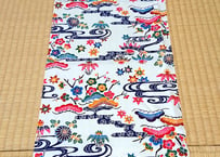 ＜超特価セール品＞タペストリー縦長（白地）沖縄独特の絵柄（紅型びんがた）をタペストリー（壁掛け）用にしてお届け。付属のタペストリー棒に絡むよう端の加工なし
